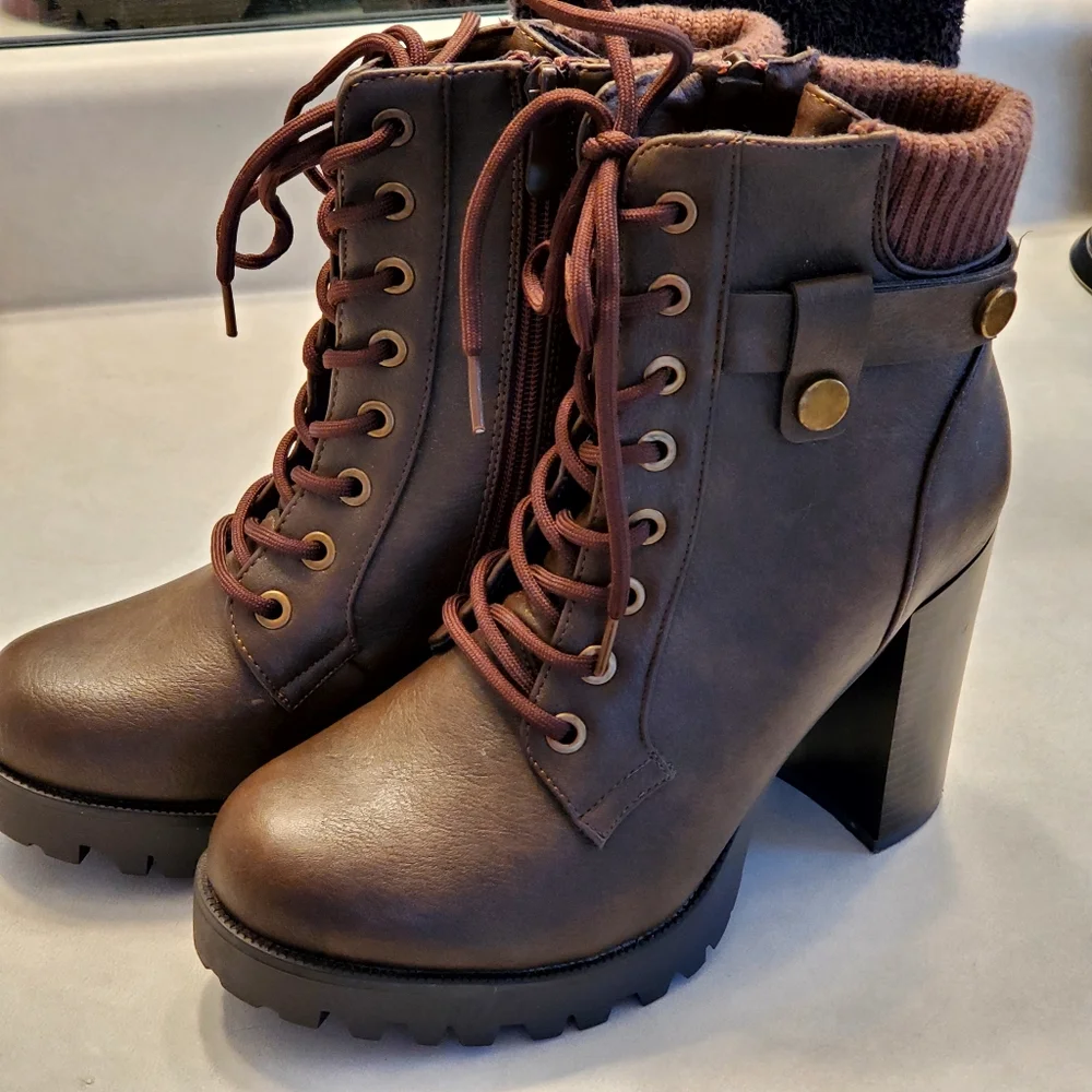 DREAM PAIRS Lace up Combat Ankle Chunky Heeled Boots Like New!